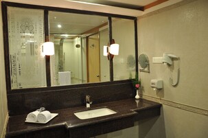 Executive Room | Bathroom | Combined shower/tub, deep soaking tub, free toiletries, hair dryer