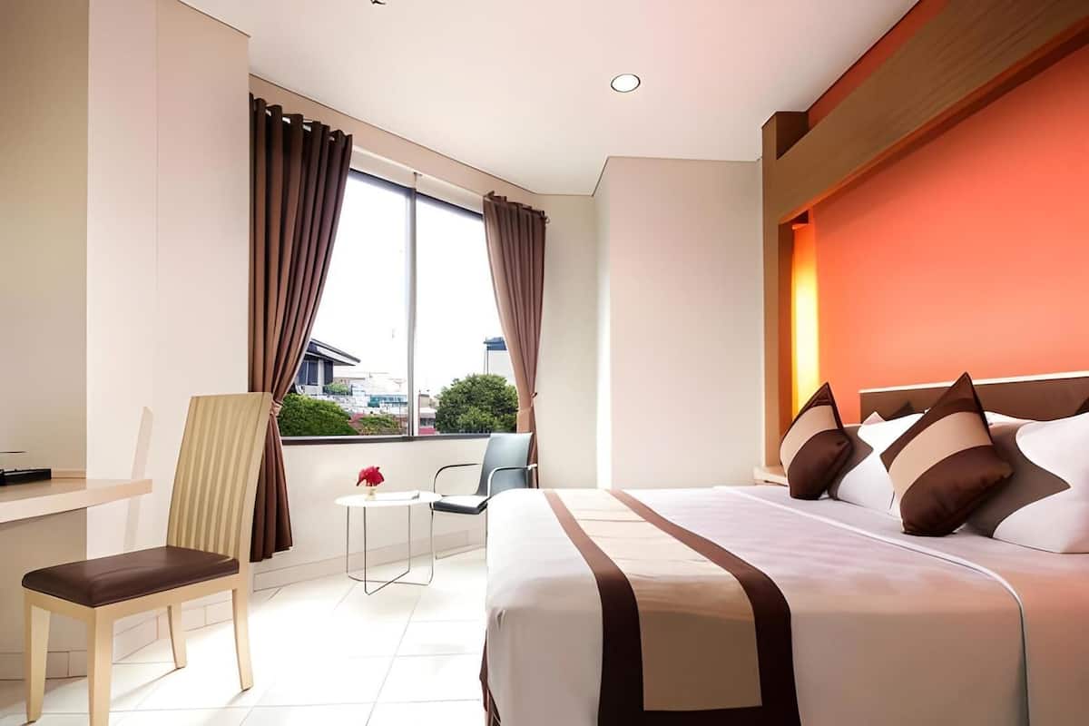 In-room safe, desk, soundproofing, free WiFi