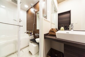 Tina con regadera, amenidades de baño gratuitas, secadora de cabello 