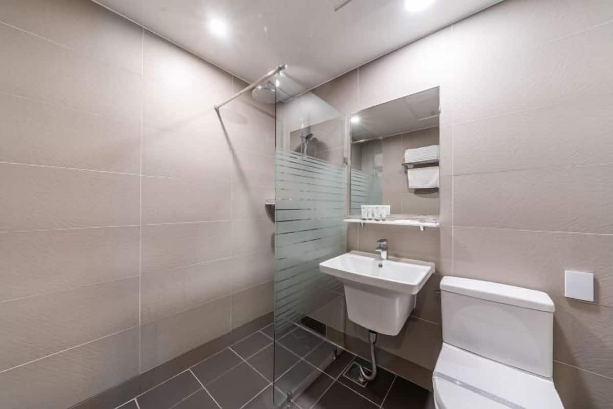 Baño | Amenidades de baño gratuitas, secadora de cabello, batas, pantuflas