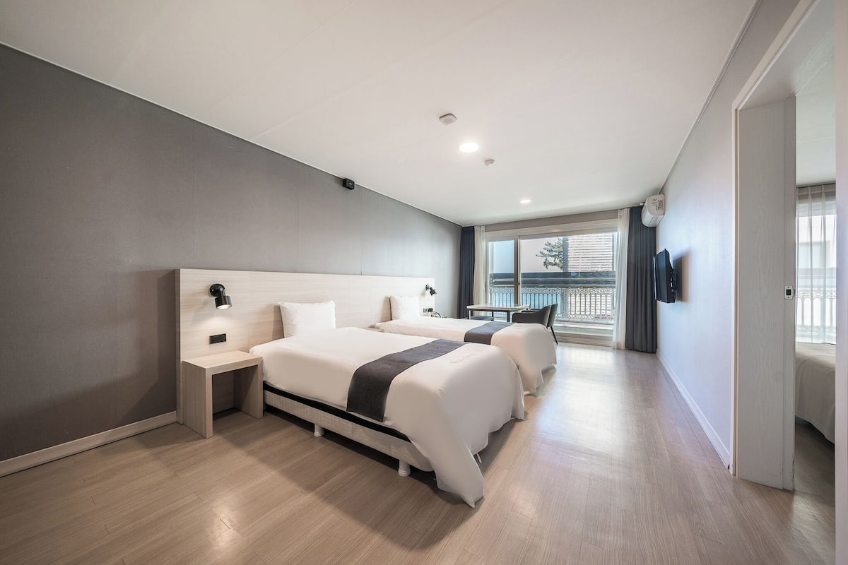   ห้องแฟมิลี่สำหรับสี่ท่าน (Partial Ocean View,Two Room Connected) | โต๊ะทำงาน, พื้นที่ทำงานแบบใช้แล็ปท็อป, ผ้าม่านกันแสง, ห้องเก็บเสียง
