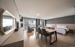 Habitación cuádruple familiar, vistas parciales al mar | Escritorio, espacio para trabajar con un portátil, cortinas opacas