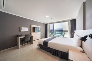 Habitación estándar doble, vistas parciales al lago | Escritorio, espacio para trabajar con un portátil, cortinas opacas