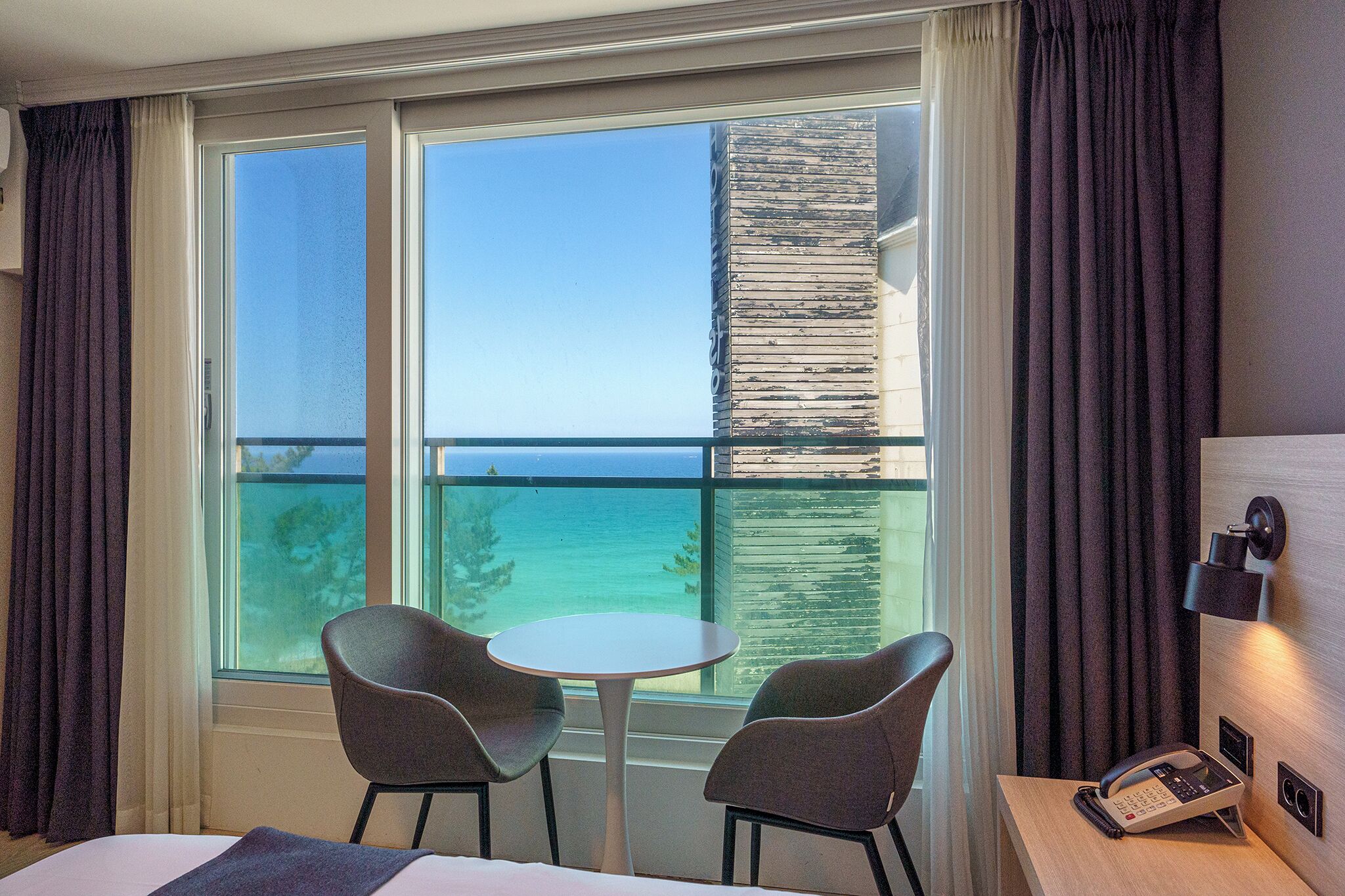 double room, 1 queen bed (economy) | in-room dining