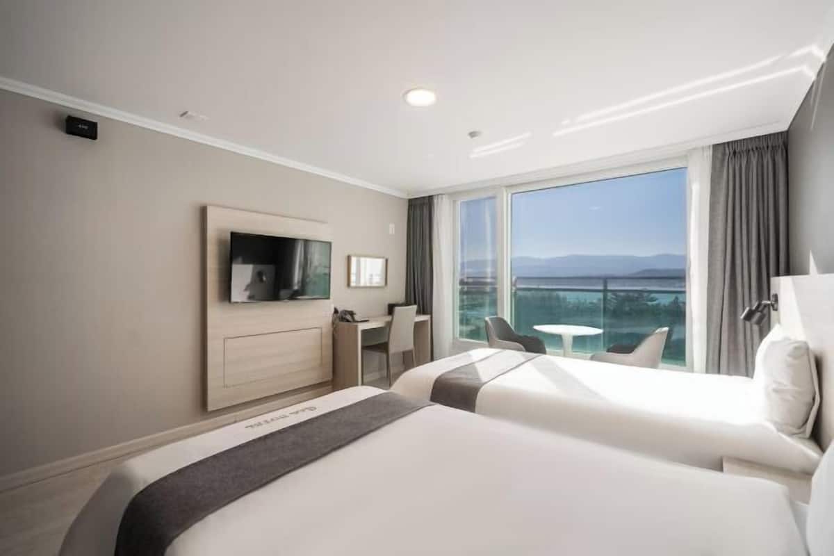 Een bureau, een laptopwerkplek, verduisterende gordijnen