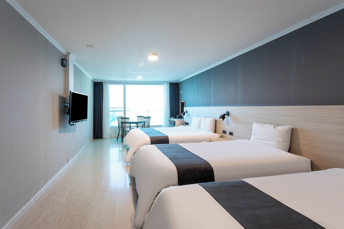 ห้องแฟมิ ลี่สำหรับสี่ท่าน, วิวทะเล | โต๊ะทำงาน, พื้นที่ทำงานแบบใช้แล็ปท็อป, ผ้าม่านกันแสง, ห้องเก็บเสียง