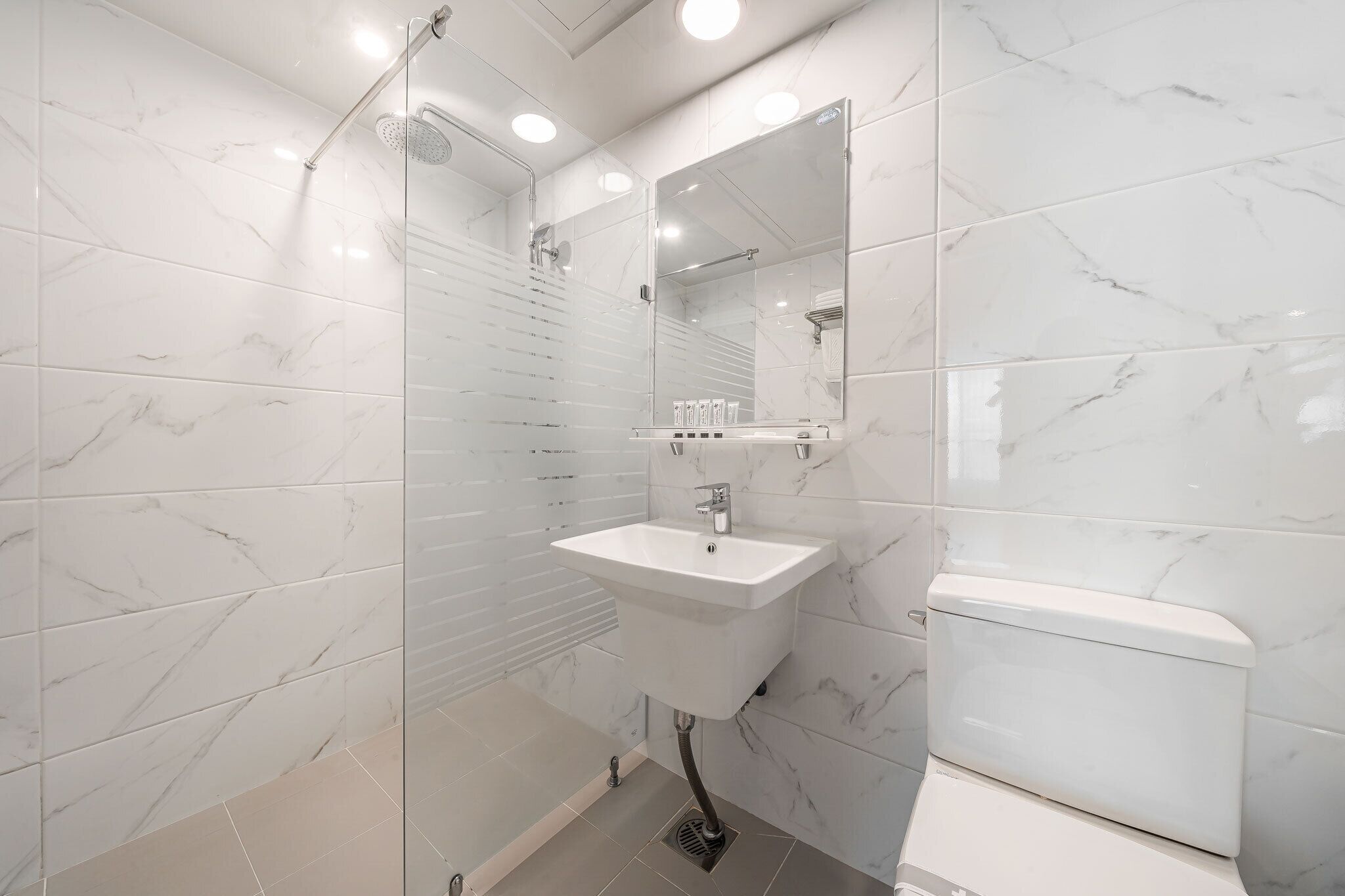 double room, 1 queen bed (economy) | bathroom | free toiletries, hair dryer, bathrobes, slippers