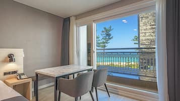 Family Quadruple Room (Partial Ocean View,Two Room Connected) | In-room dining