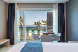 Habitación triple familiar, balcón, vistas al mar | Escritorio, espacio para trabajar con un portátil, cortinas opacas