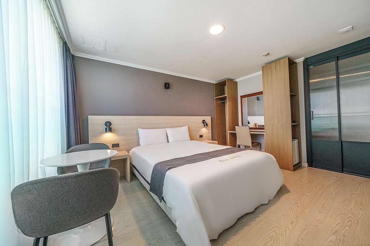 ห้องดับเบิล, เตียงควีนไซส์ 1 เตียง (Economy) | โต๊ะทำงาน, พื้นที่ทำงานแบบใช้แล็ปท็อป, ผ้าม่านกันแสง, ห้องเก็บเสียง