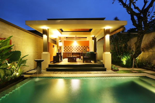 Piscina interna, piscina externa, guarda-sóis