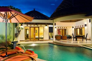 Indoor pool, outdoor pool, pool umbrellas - The Bali Bill Villa (Seminyak)