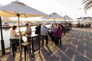 4 restaurants, breakfast, lunch, dinner served; Indian cuisine - The Marina Hotel - Mindarie (Mindarie)
