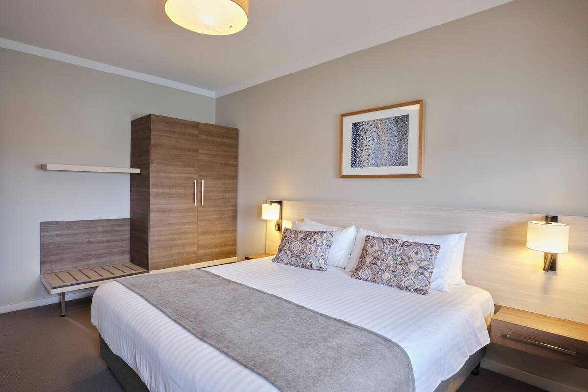 Suite, 2 Bedrooms | Seterika/papan seterika, katil bayi/kot (surcaj), Wi-fi percuma 