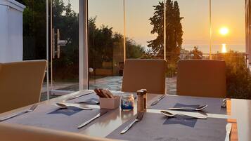 FrĂŒhstĂŒck, griechische KĂŒche, Blick aufs Meer