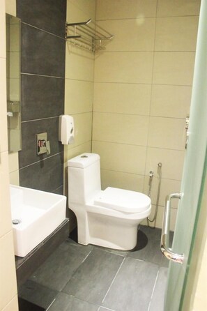 Shower, free toiletries, hair dryer, towels - City View Hotel (Petaling Jaya)