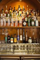 Serviert Mittagessen, Abendessen und Happy Hour