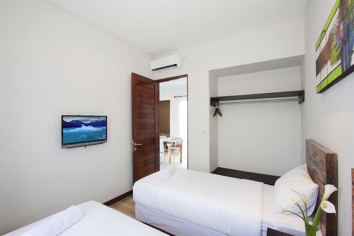 Minibar, in-room safe, desk, iron/ironing board