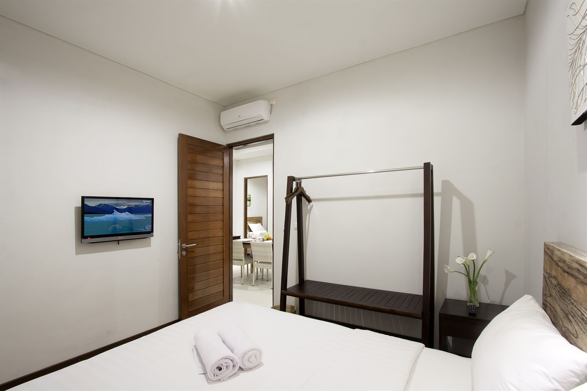 Minibar, in-room safe, desk, iron/ironing board