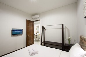 Minibar, caja de seguridad en la habitación y escritorio