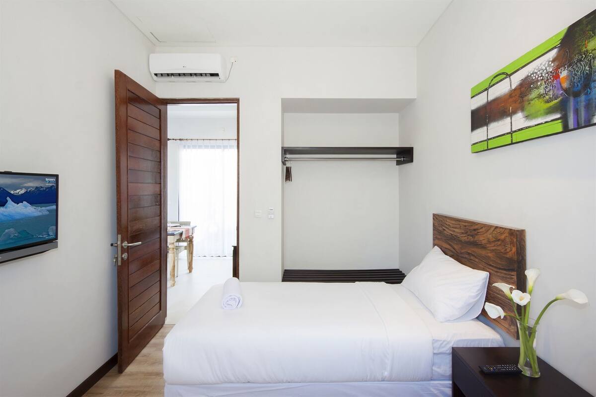 Minibar, in-room safe, desk, iron/ironing board
