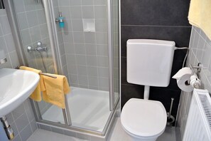 Deep soaking tub, free toiletries, hair dryer, towels - Pension Paradiesgartl (Amstetten)