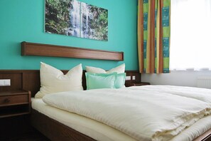 Standard Room | Desk, free WiFi, bed sheets - Pension Paradiesgartl (Amstetten)