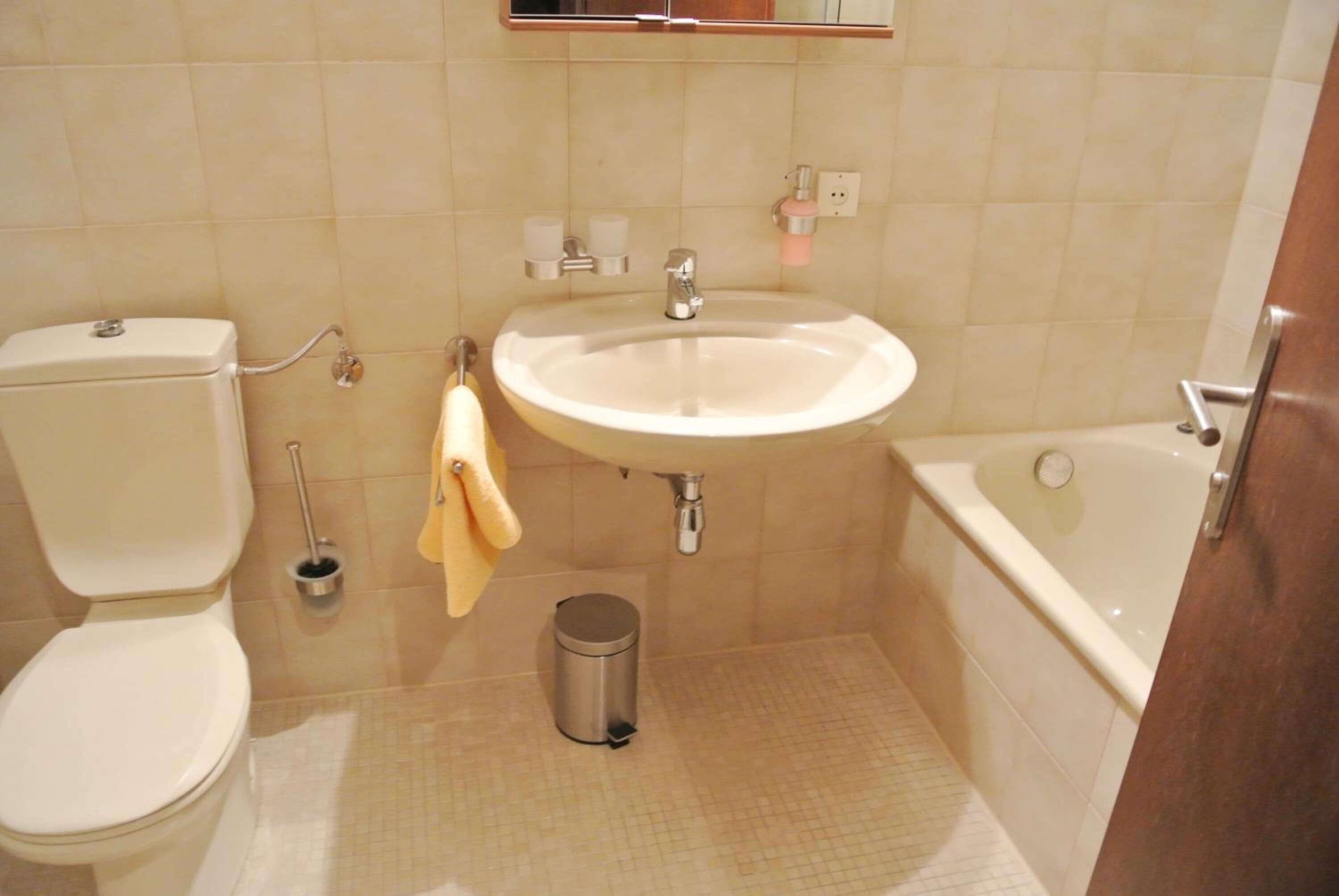 Un baño con inodoro, lavamanos y bañera.