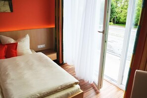 办公桌、免费 WiFi、床单