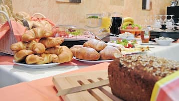 Tägliches Frühstücksbuffet (6 EUR pro Person)