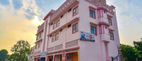 Desk, free WiFi, wheelchair access