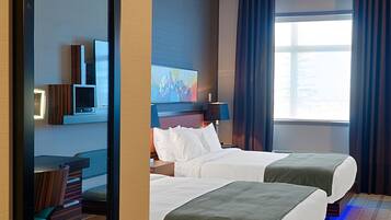 Caja fuerte, escritorio, cortinas opacas y sistema de insonorización