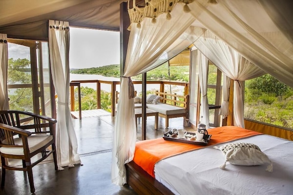 إطلالة على البحيرة