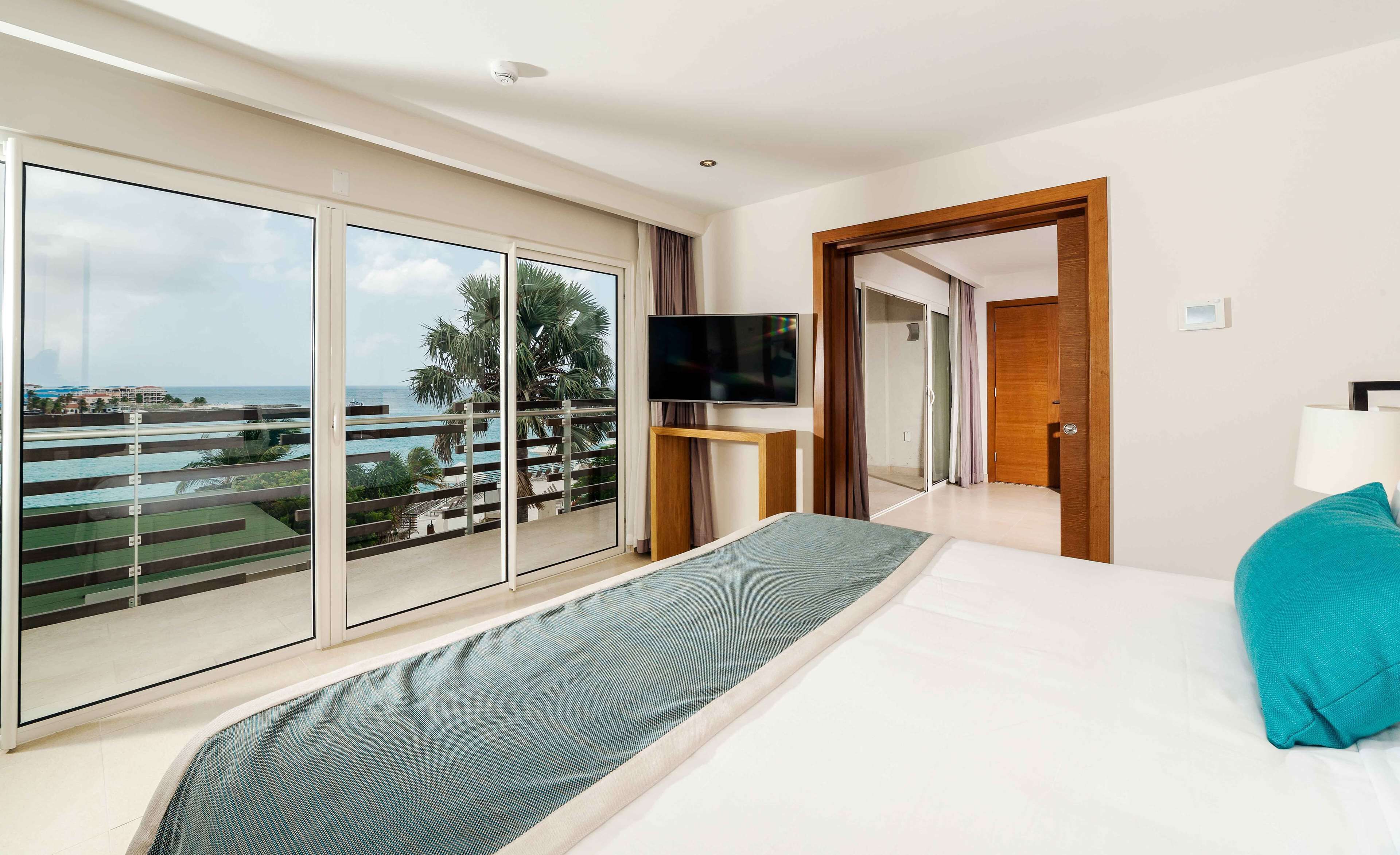 Suite, 1 King Bed, Ocean View (Deluxe One Bedroom Suite) | Premium bedding, free minibar, in-room safe, desk