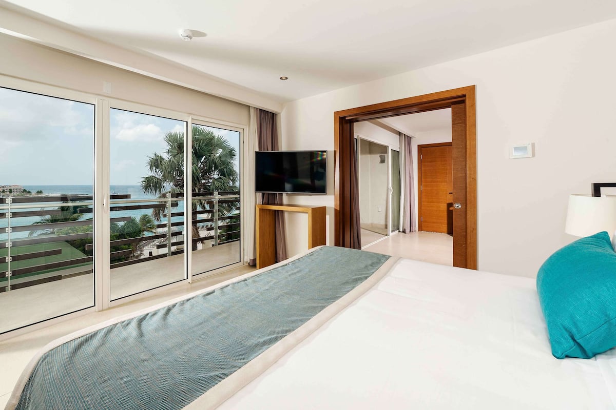 Suite, 1 King Bed, Ocean View (Deluxe One Bedroom Suite) | Premium bedding, free minibar, in-room safe, desk