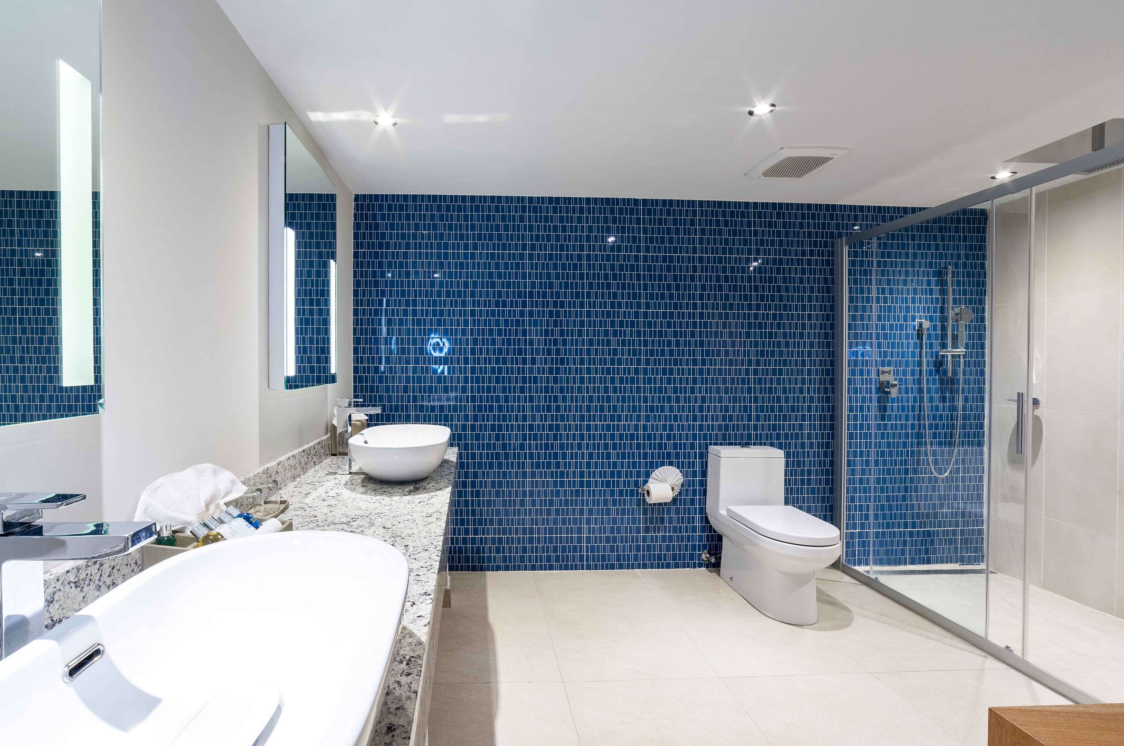 Suite, 1 King Bed, Ocean View (Deluxe Junior Suite) | Bathroom | Designer toiletries, hair dryer, bathrobes, slippers