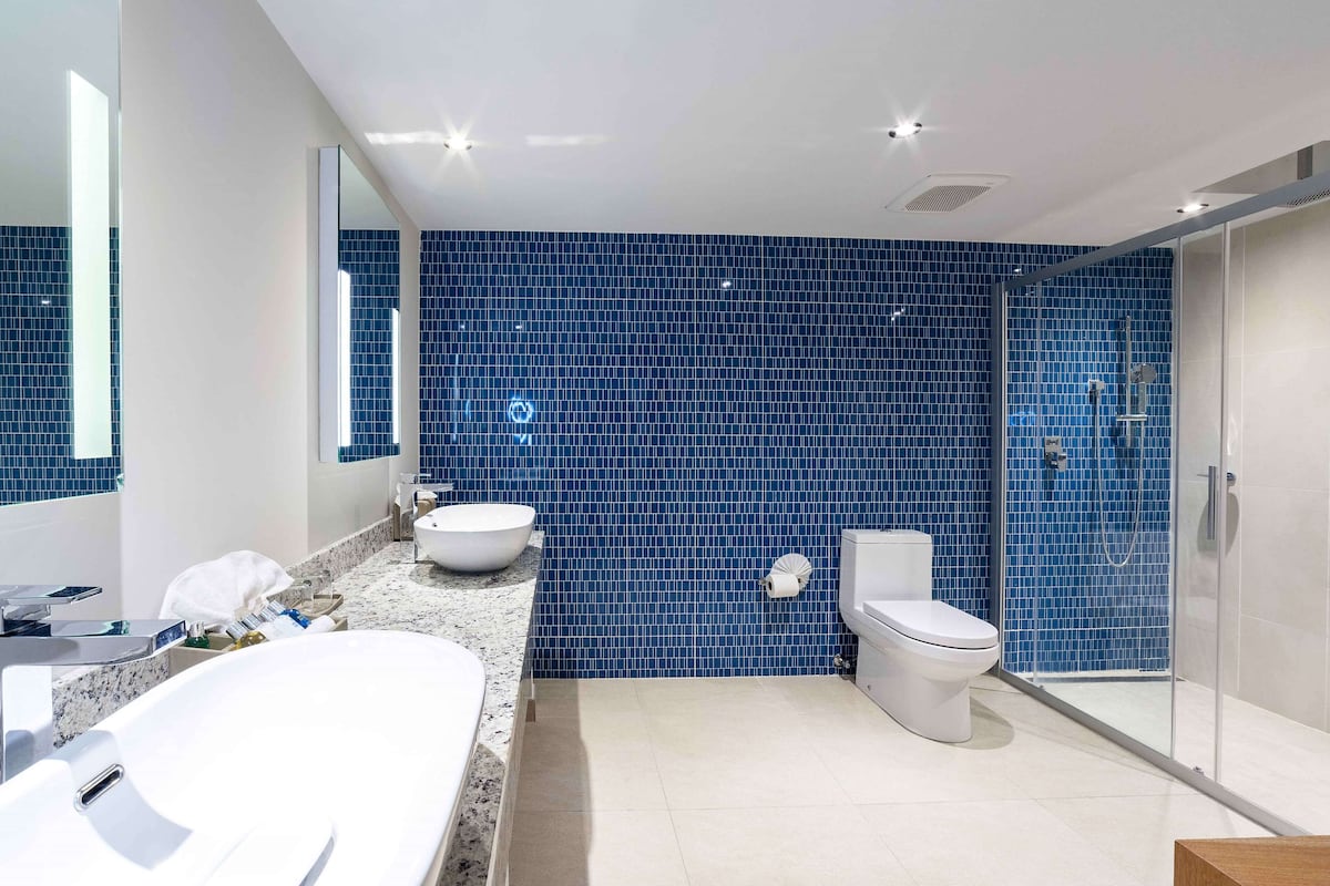 Suite, 1 King Bed, Ocean View (Deluxe Junior Suite) | Bathroom | Designer toiletries, hair dryer, bathrobes, slippers