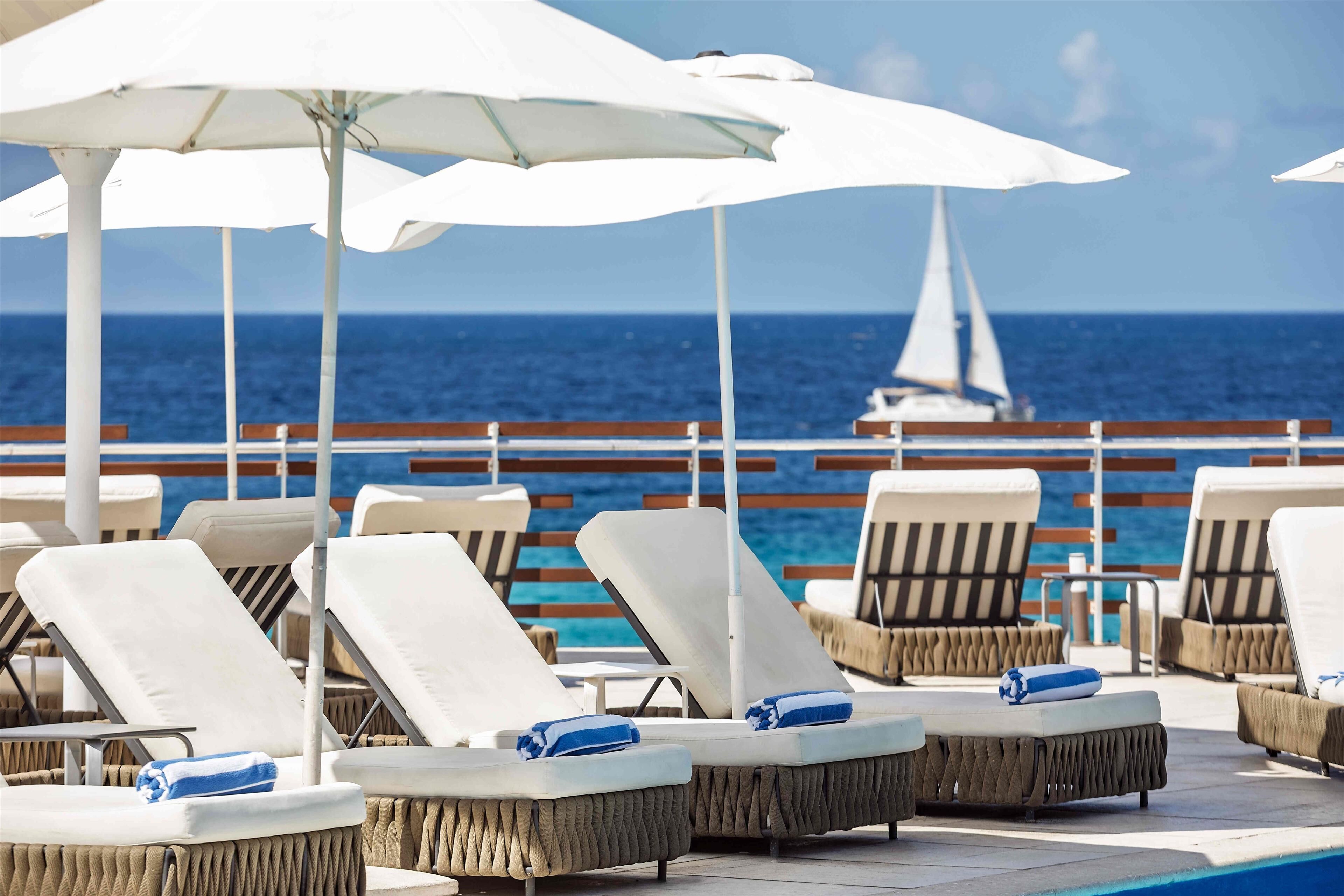 3 piscines extérieures, cabanons gratuits, parasols de plage