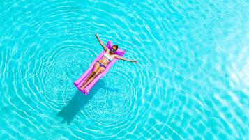 3 piscinas al aire libre, camas de piscina gratis, sombrillas