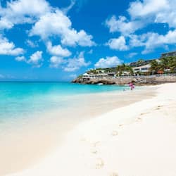 Am Strand, weißer Sandstrand, Liegestühle, Sonnenschirme