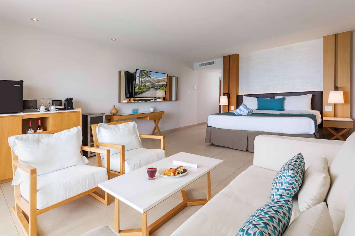 Suite, 1 King Bed, Ocean View (Deluxe Junior Suite) | Premium bedding, free minibar, in-room safe, desk