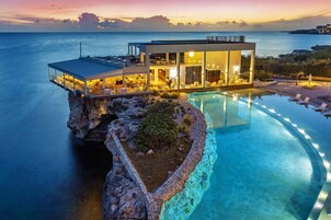 3 restaurants, breakfast, lunch, dinner served; Mediterranean cuisine