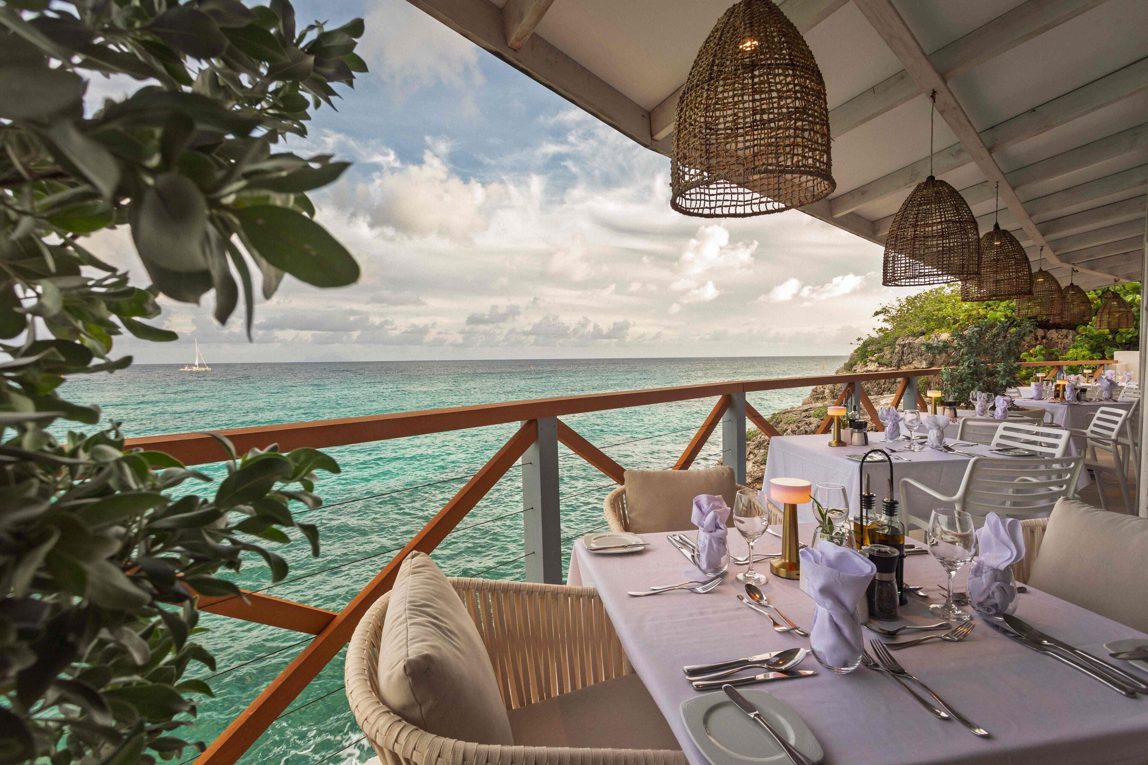 3 restauranter; serverer morgenmad, frokost og middelhavsretter