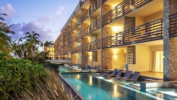 3 outdoor pools, free cabanas, pool umbrellas