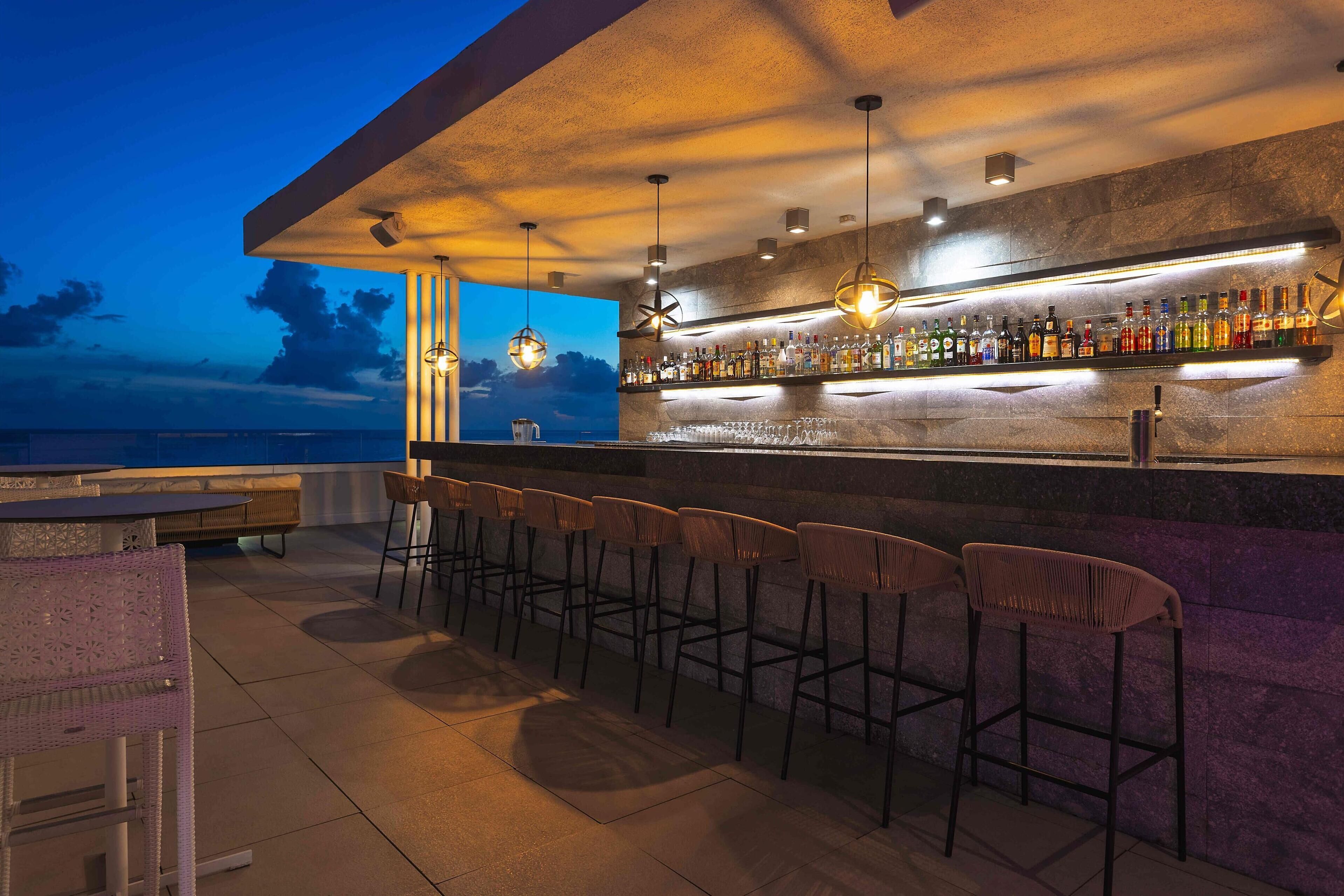 6 bares o lounges, bar en la azotea, lounge en el lobby 
