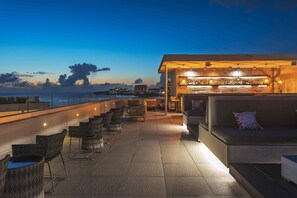 6 bars/lounges, rooftop bar, lobby lounge
