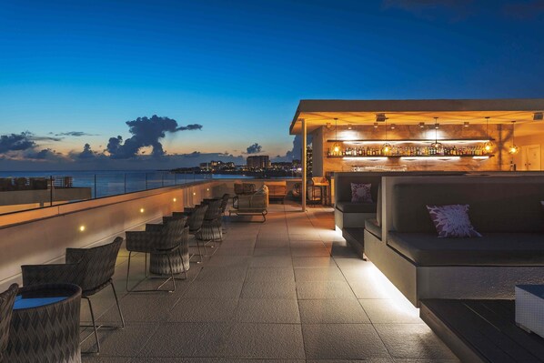 6 bars/lounges, rooftop bar, lobby lounge