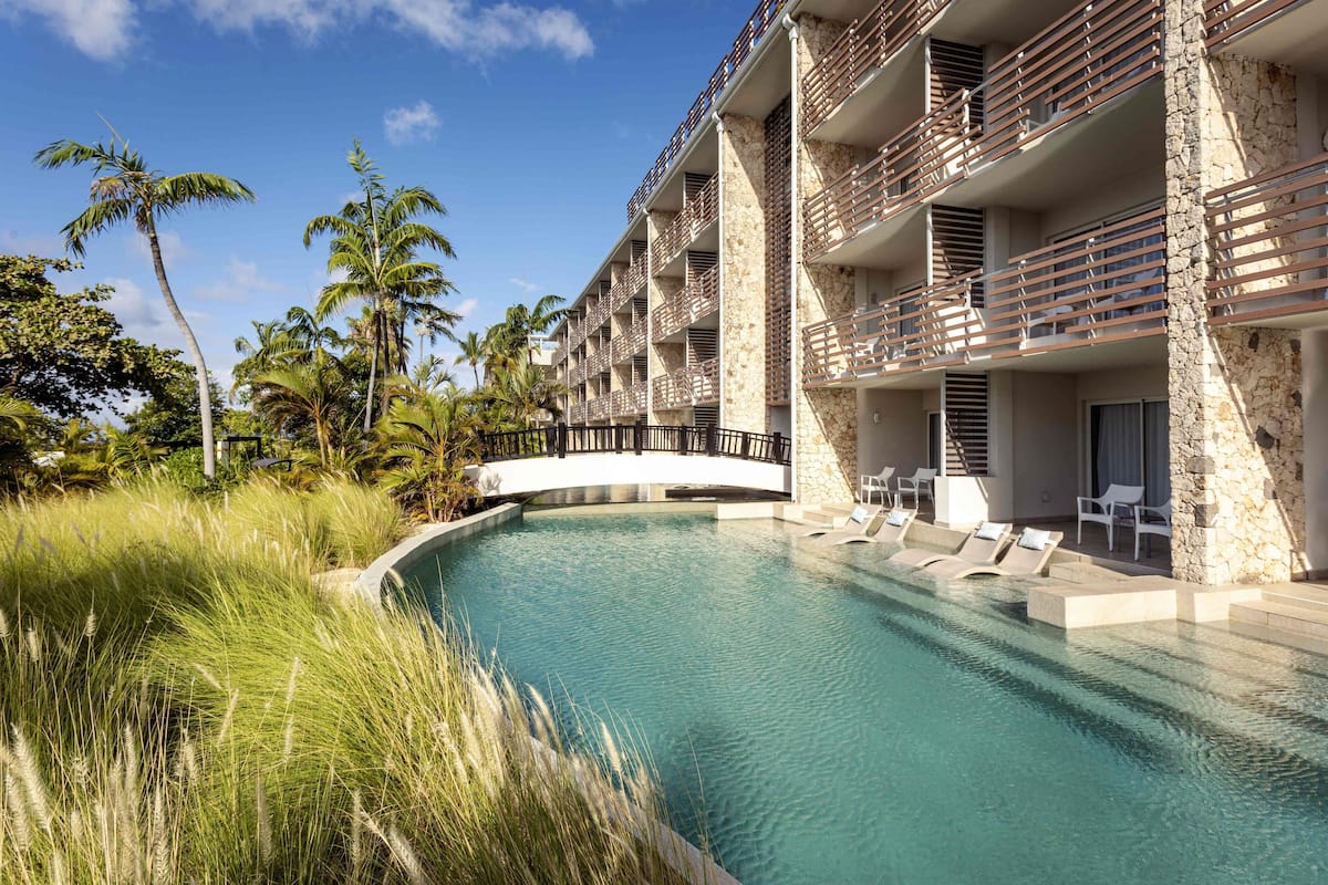 Suite, 1 King Bed, Pool View (Swim-Out Junior Suite)