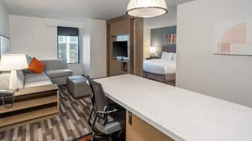 Premium bedding, desk, iron/ironing board, WiFi (free)