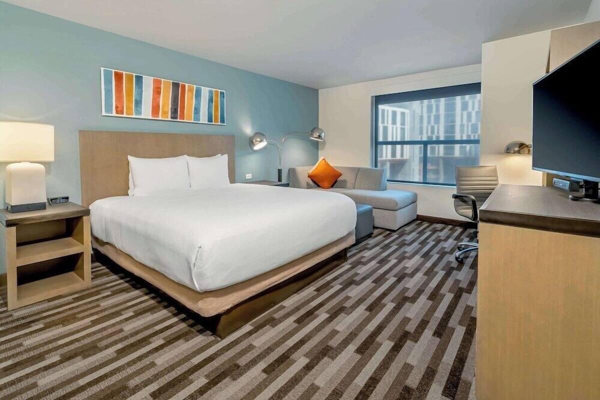 Premium bedding, desk, iron/ironing board, free WiFi